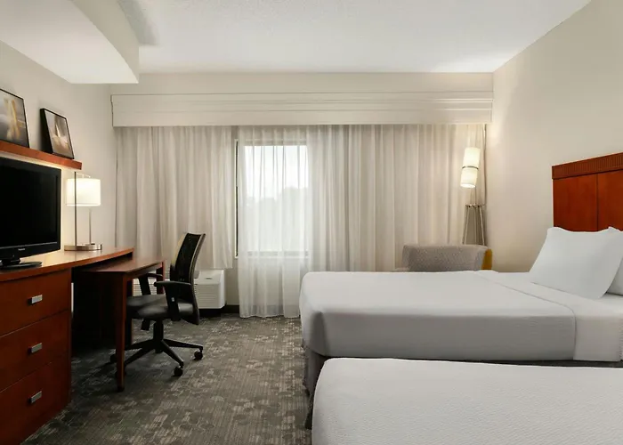 Courtyard By Marriott Salisbury Hotel