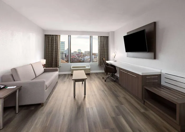 Wyndham Garden Norfolk Downtown Hotel