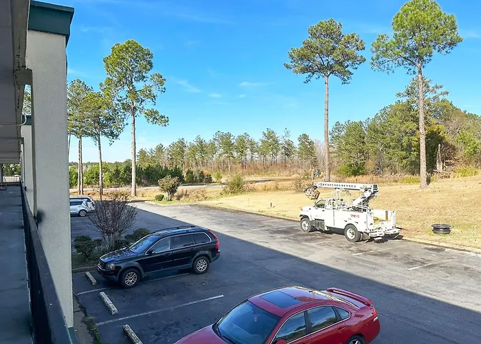 Super Inn & Suites By Oyo Milledgeville