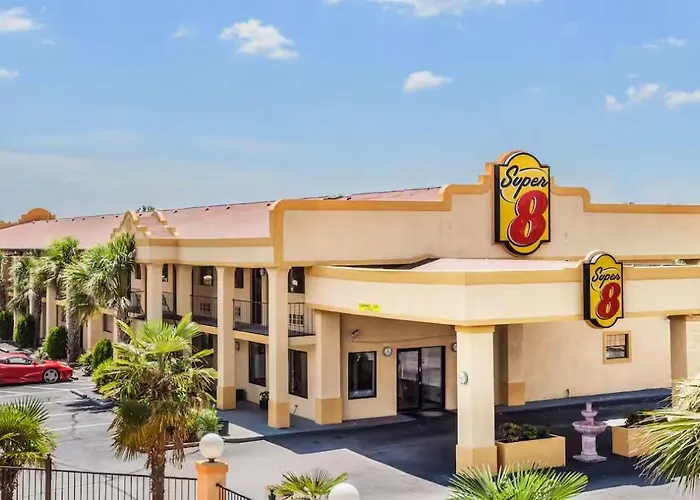 Super 8 By Wyndham Stockbridge Hotel