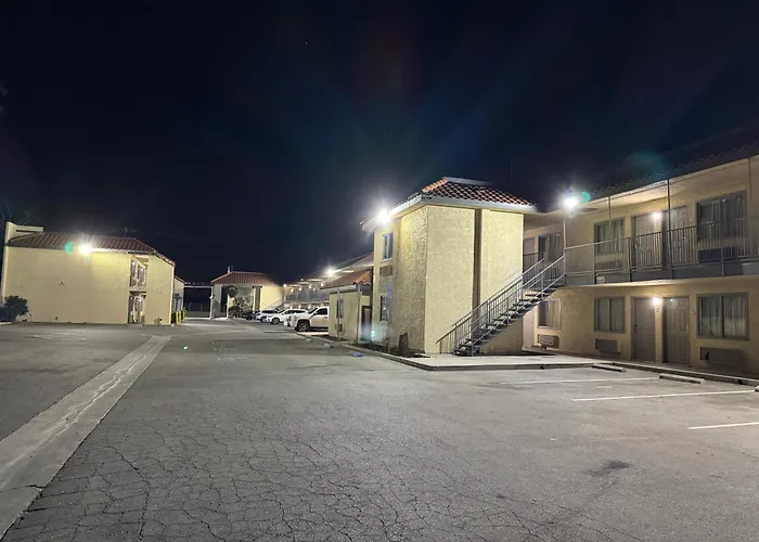 Baymont By Wyndham Bakersfield Hotel