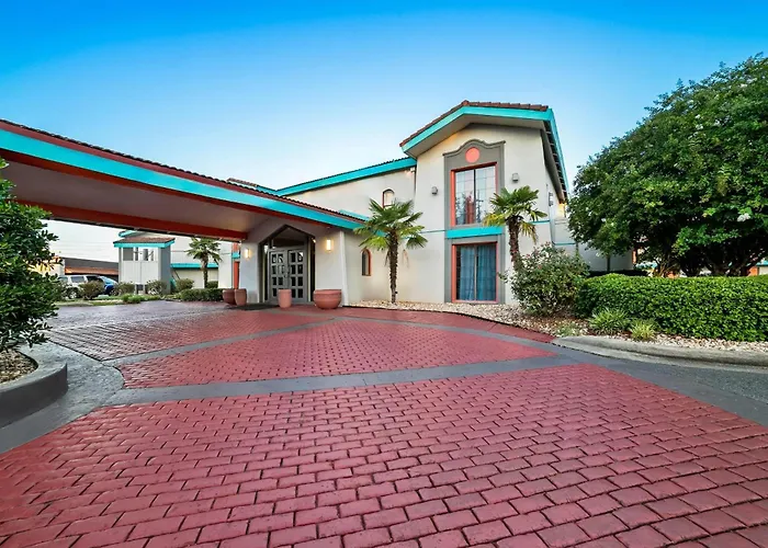 Howard Johnson By Wyndham Columbus Fort Moore