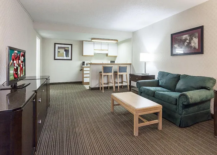 Red Roof Inn & Suites Dekalb