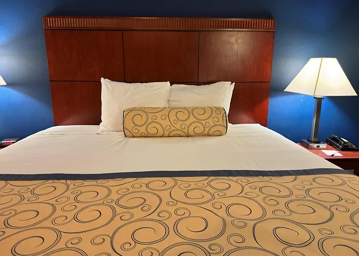 Baymont By Wyndham Mccomb Hotel