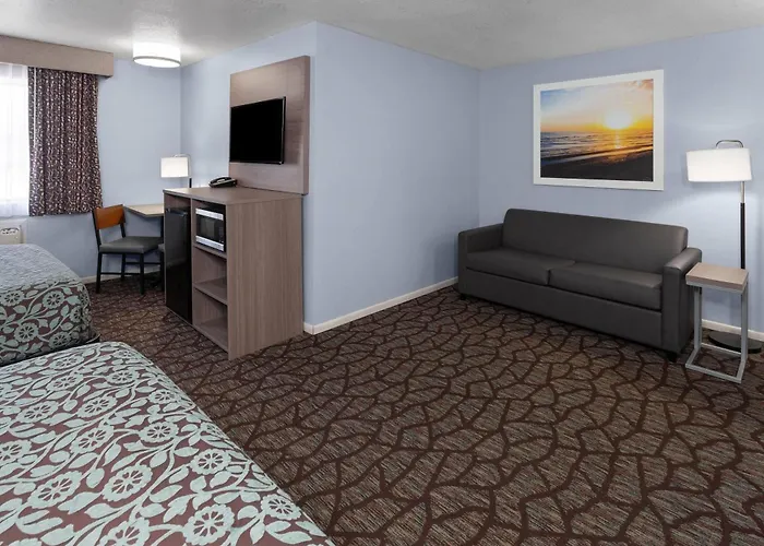 Baymont By Wyndham Manistee Hotel