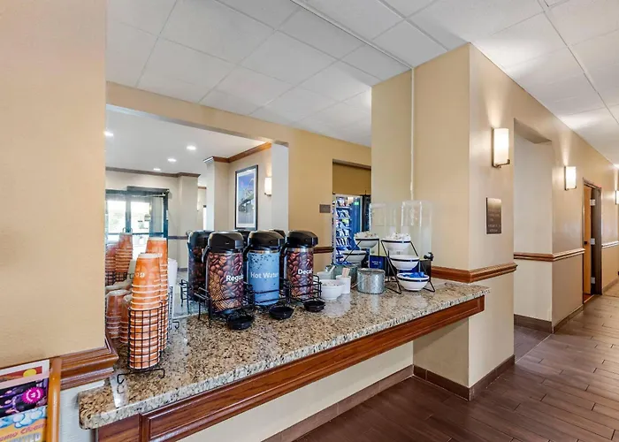 Comfort Inn & Suites East Moline Near I-80