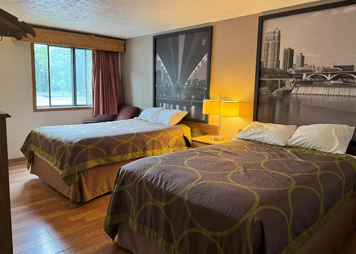 Super 8 By Wyndham Chaska Hotel