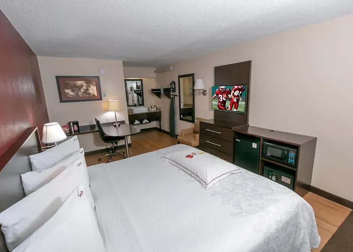 Red Roof Inn Plus+ Pittsburgh South - Airport Imperial