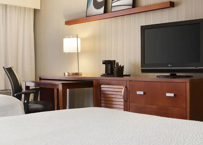 Courtyard By Marriott Champaign Hotel