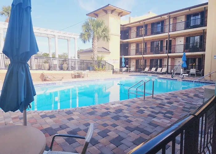 Days Inn By Wyndham Pensacola - Historic Downtown