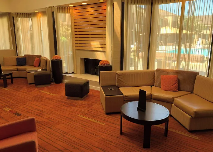 Courtyard By Marriott Columbus Hotel