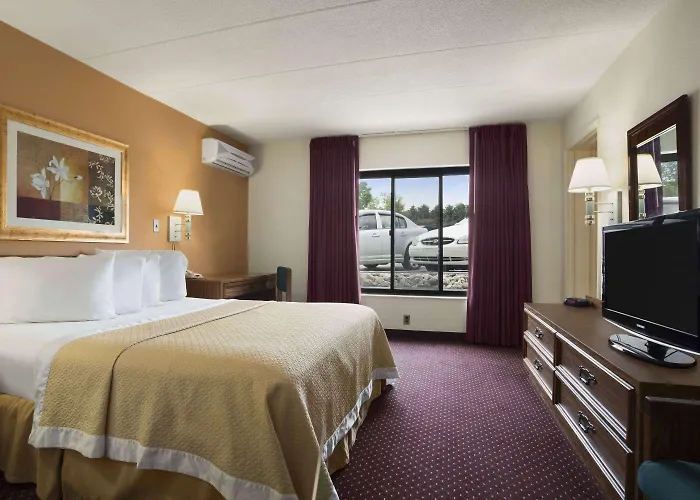 Ramada By Wyndham Pittsburgh/New Stanton Hotel