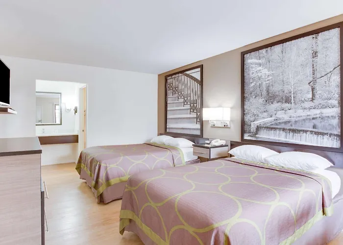 Super 8 By Wyndham Dalton Hotel
