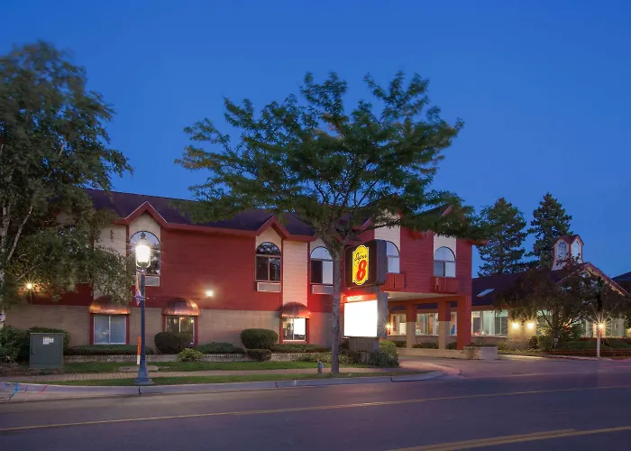 Super 8 Beachfront By Wyndham Mackinaw City, Mi