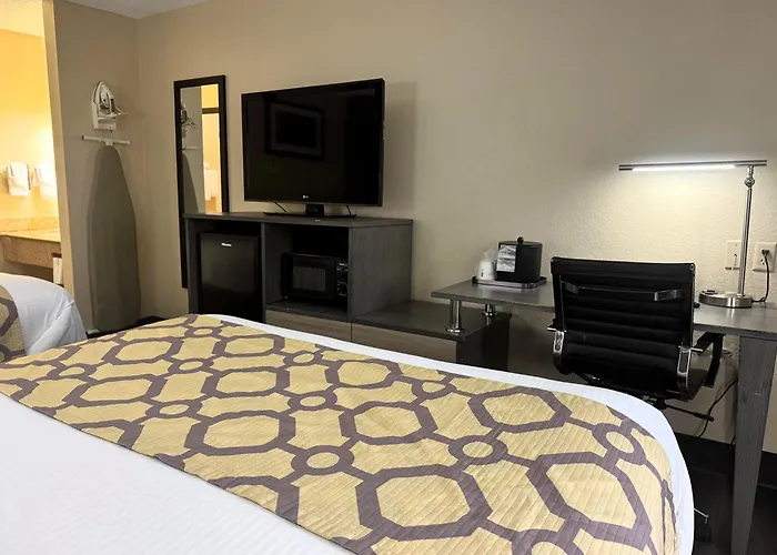 Baymont By Wyndham Tupelo Motel