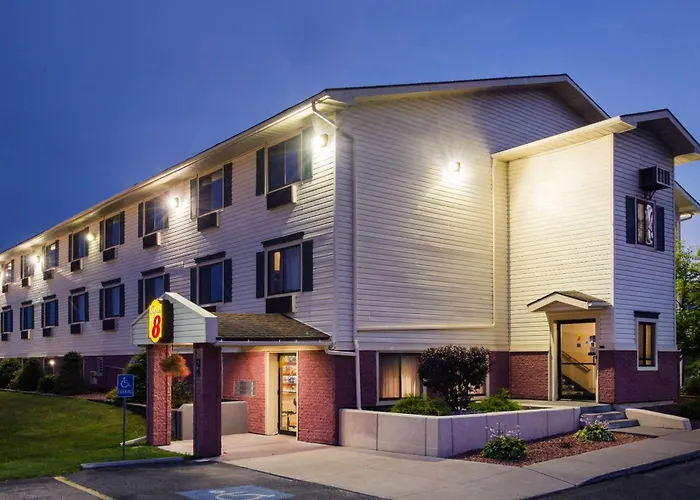 Super 8 By Wyndham Massena Ny Motel