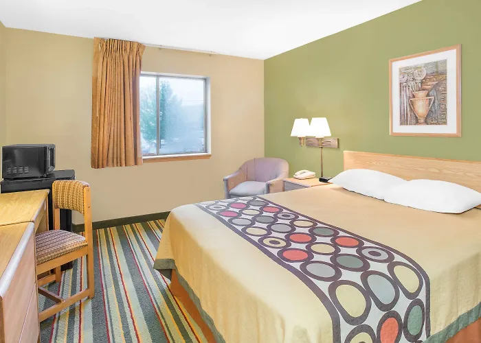 Super 8 By Wyndham East Moline Hotel