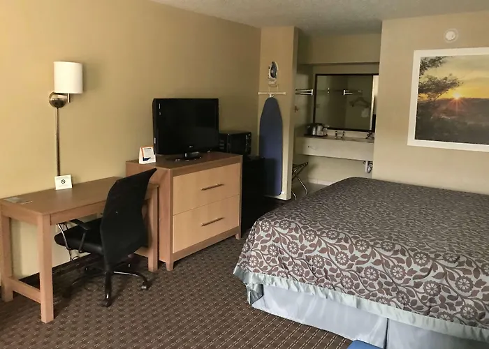 Days Inn By Wyndham Lexington-Columbia