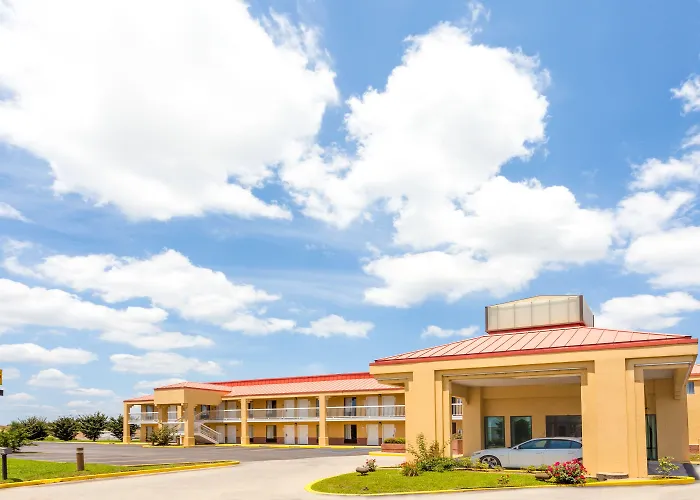 Super 8 By Wyndham Madison/Ridgeland Area Hotel