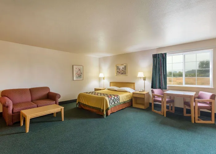 Super 8 By Wyndham Hamilton Hotel