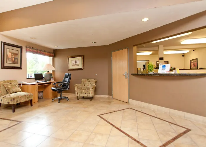 Super 8 By Wyndham Woodburn Hotel