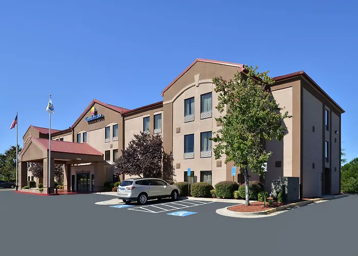 Comfort Inn & Suites At Stone Mountain
