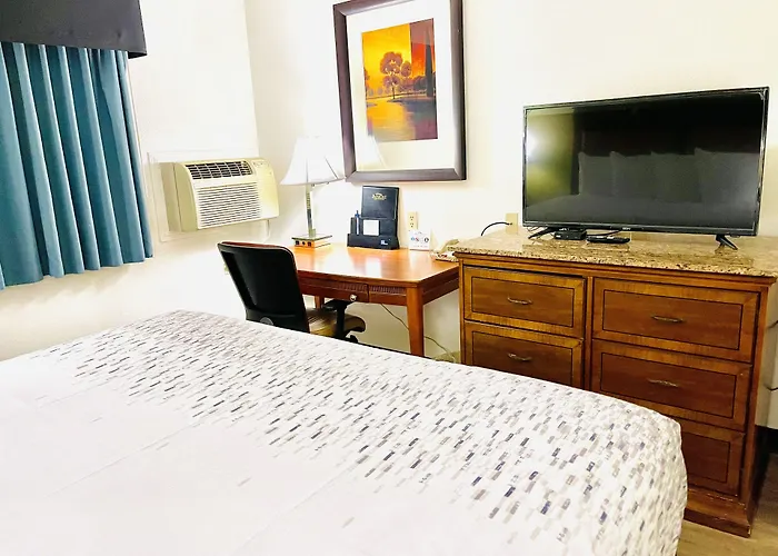 Baymont By Wyndham Hutchinson Hotel
