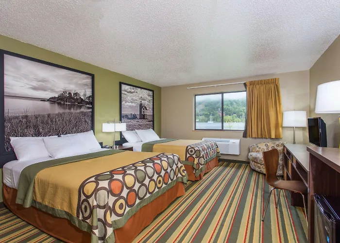 Super 8 By Wyndham Houghton Hotel