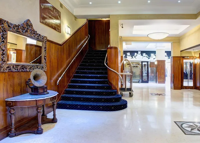 Hawkesbury Hotels