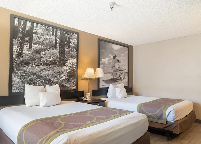 Super 8 By Wyndham Grants Hotel