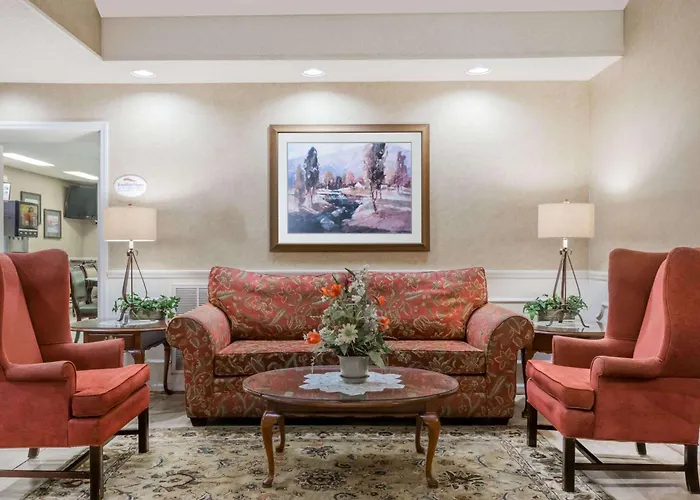 Baymont By Wyndham Waycross Hotel