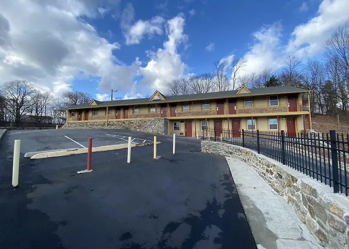 Golden Hill Inn-Danbury