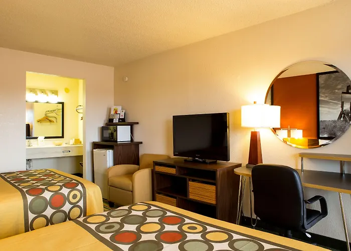 Super 8 By Wyndham Woodward Hotel