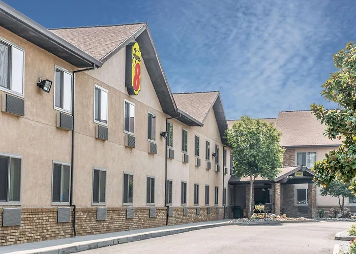 Super 8 By Wyndham Redding Hotel