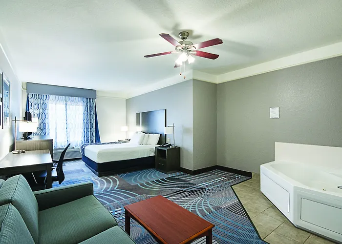 La Quinta By Wyndham Conroe Hotel