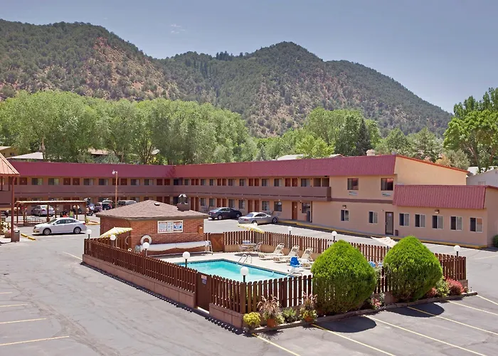 Glenwood Springs Cedar Lodge