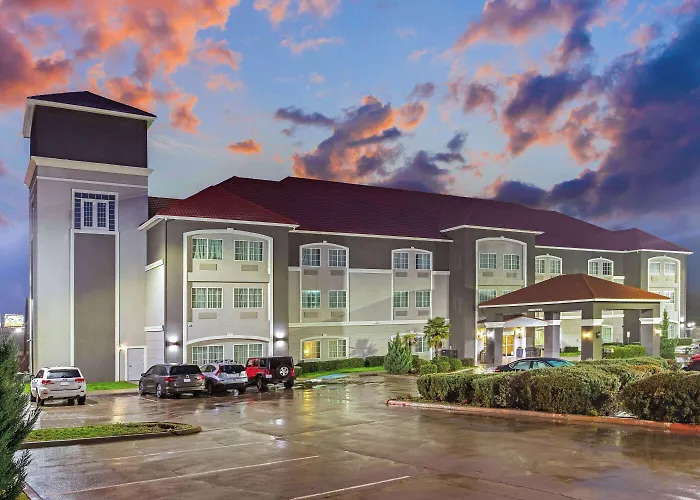 La Quinta By Wyndham Cleburne Hotel