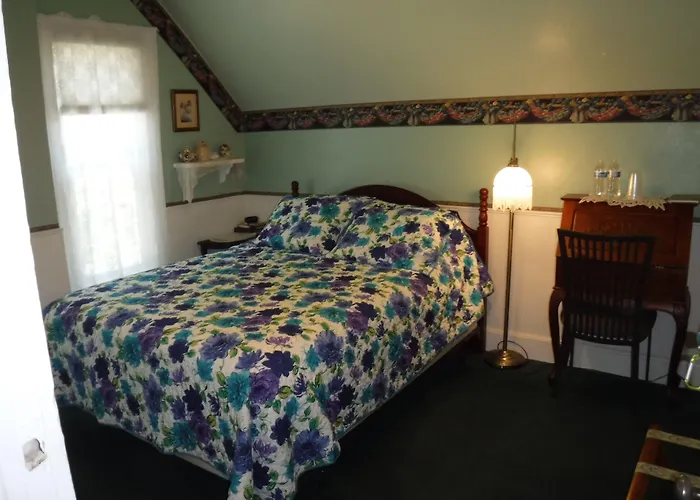 The Silk Pincushion (Adults Only) Bed & Breakfast Golden