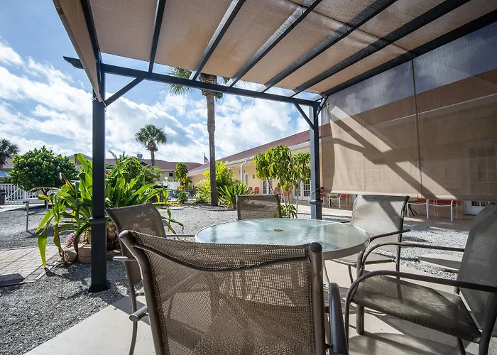 Island Sun Inn & Suites - Historic Venice & Beach Getaway