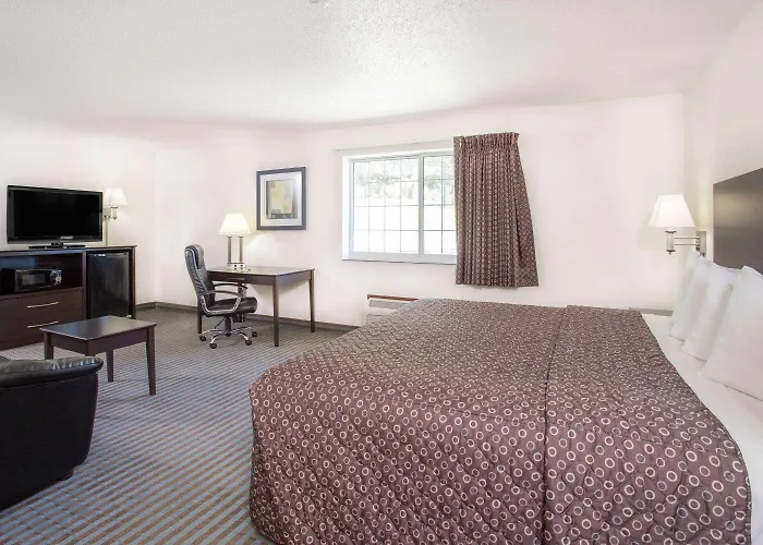 Super 8 By Wyndham Cedar Falls