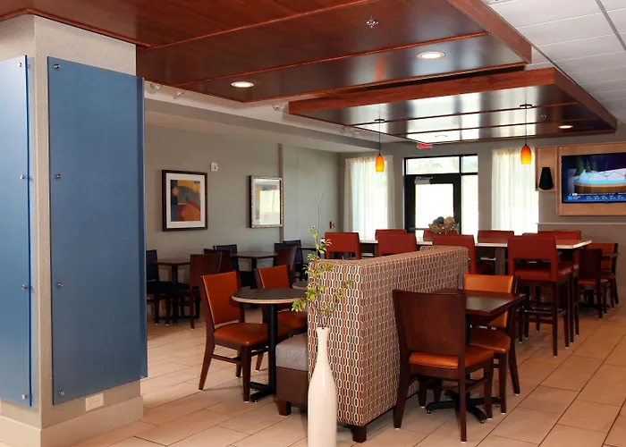 Holiday Inn Express & Suites Omaha South Ralston Arena By Ihg