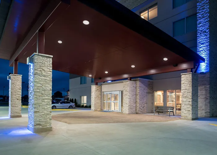 Holiday Inn Express & Suites Kingdom City By Ihg