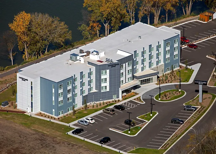 Courtyard By Marriott Appleton Riverfront