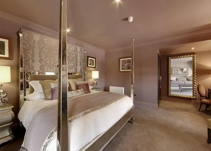 Cumnock Hotels