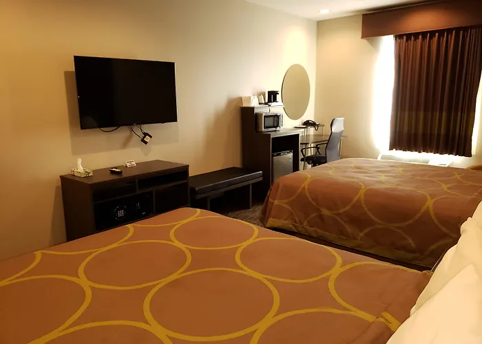 Super 8 By Wyndham St. Louis North Hotel
