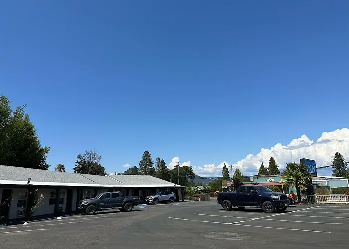 Western Village Inn-Newly Renovated Willits