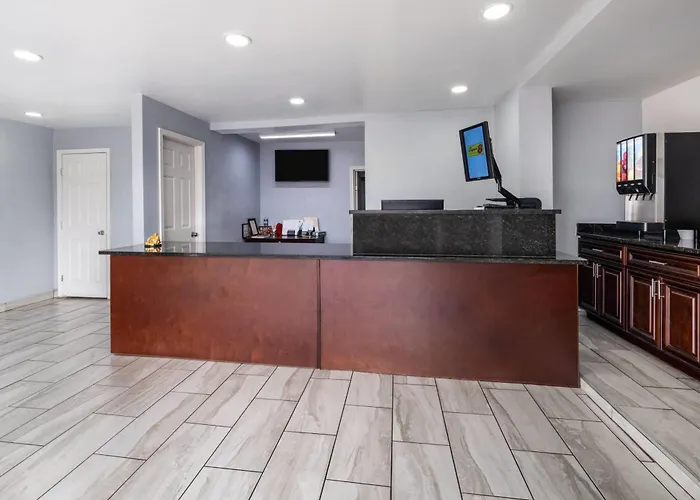 Super 8 By Wyndham Portsmouth - Norfolk Motel