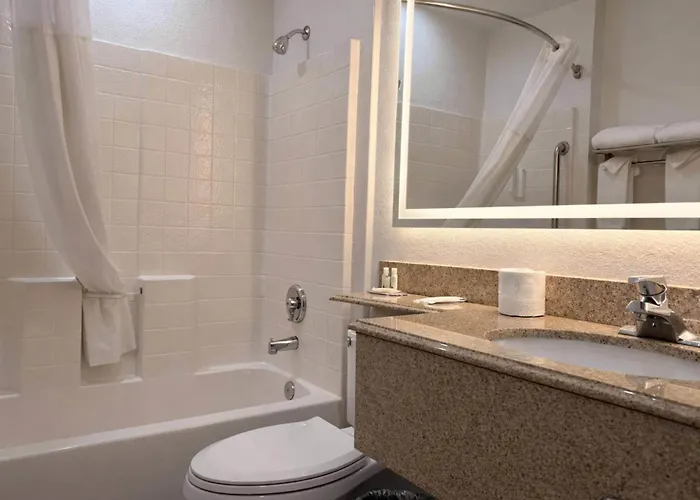 Econo Lodge Inn & Suites Santa Rosa South