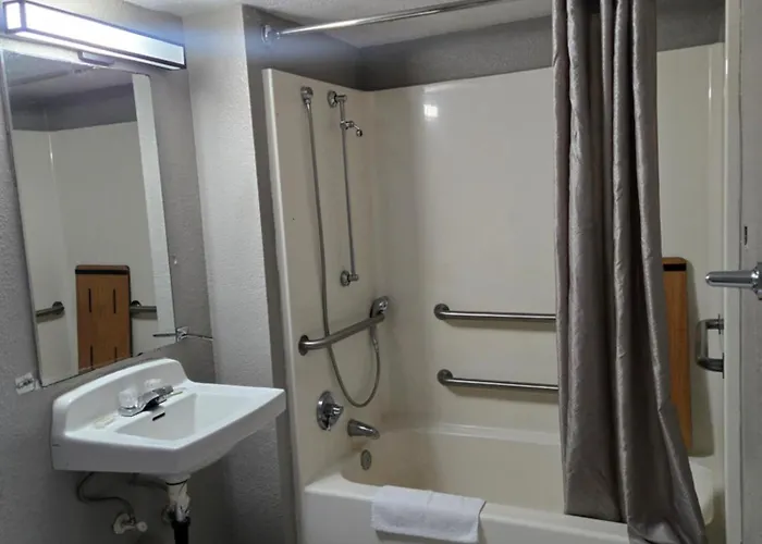 Super 8 By Wyndham Tracy Hotel