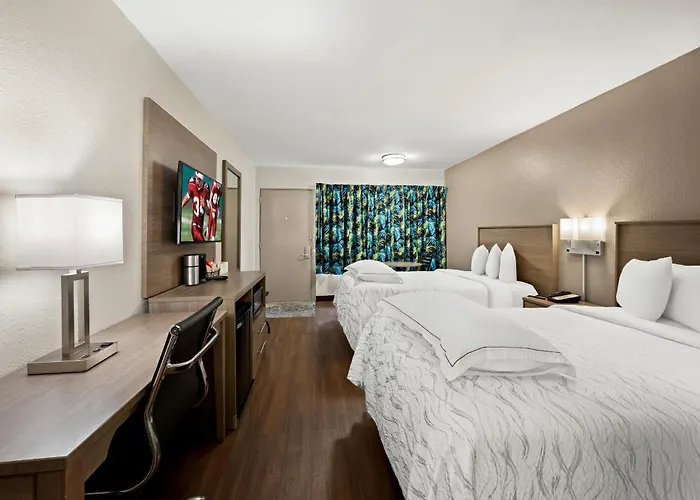 Red Roof Inn Plus+ & Suites Naples Downtown-5Th Ave S